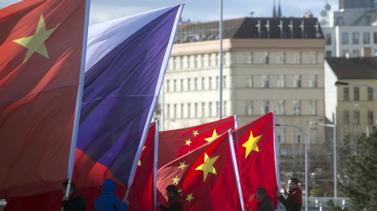 Novinář jako krytí. Co víme o „čínském špionovi“ v Česku